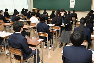 職員から問題用紙などが配られ、試験開始を待つ受験生たち＝１２日午前、芦屋市宮川町、県立芦屋高校（撮影・風斗雅博）