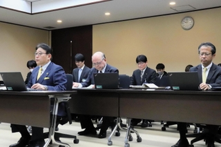 姫路市の副市長人事案などについて説明する清元秀泰市長（手前左）＝１２日午前、姫路市役所