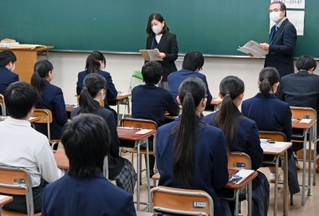 試験開始を待つ受験生たち＝１２日午前、芦屋市宮川町、県立芦屋高校