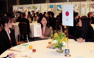 県と神戸市が認定する「ミモザ企業」の社員が、県内の学生たちと働きやすい職場について意見を交わした＝神戸市中央区港島中町６、神戸ポートピアホテル