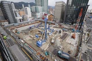 高層ツインタワーのうち第１期ビルの建設予定地。都心部にぽっかりと空いた余白が際立つ＝神戸市中央区雲井通５