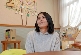 母を亡くした後の歩みを語る福井友利さん＝神戸市東灘区本庄町１（撮影・小林良多）