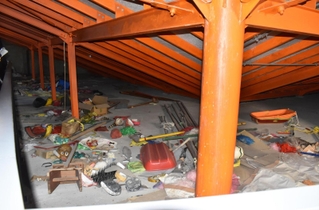 児童や教職員ら９０人が一夜を過ごした屋根裏倉庫。１３年前のまま保存されている＝宮城県山元町、震災遺構・中浜小