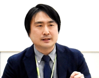 東北で活動する若者の語り部について話す東北大の佐藤翔輔准教授＝仙台市青葉区