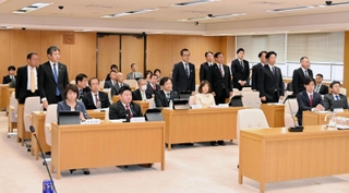 兵庫県議会予算特別委員会で、県立大の県民無償化事業を巡って自民党が付帯決議案を提出したが、反対多数で否決された＝兵庫県庁