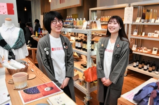 アナザー・キンキメンバーの村上蘭さん（右）と吉田彩乃さん＝東京都千代田区