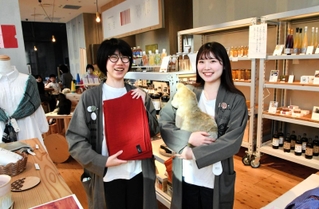 アナザー・キンキで扱う商品を手にする村上蘭さん（右）と吉田彩乃さん＝東京都千代田区