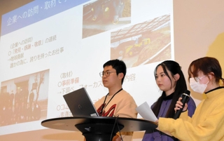 取材手法や学んだことについて発表する学生＝神戸市中央区浪花町