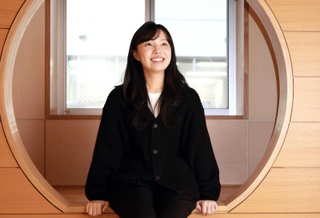 子ども時代を振り返る萩原彩葉さん＝仙台レインボーハウス（撮影・長嶺麻子）