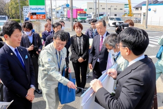 国道２５０号の渋滞や周辺道路への影響について説明を受ける斎藤元彦知事（左）＝姫路市広畑区正門通４
