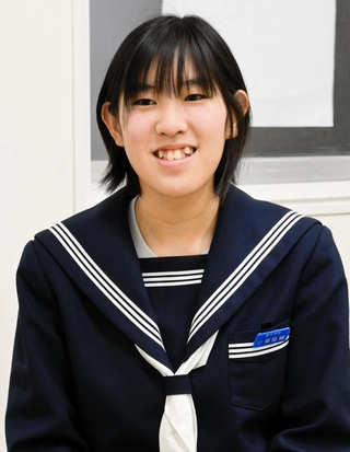 全国中学生人権作文コンテストで内閣総理大臣賞を受賞した小篠誌織さん＝泉中