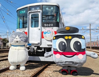 運行を始めた山陽電車のデブ猫電車。ヘッドマークを装着し、記念撮影するマルと山陽電車の公式キャラクター「ろっくん」＝明石市二見町