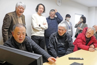 映像編集作業に取り組むホームタウンゼミ「映像ゼミ」のメンバーら＝２０２４年２月、高砂市米田町米田