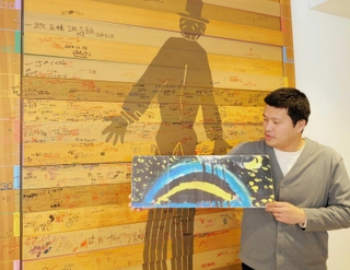 「黒い虹」の絵は東日本大震災の被災地にも広がった＝仙台市青葉区（仙台レインボーハウス提供）
