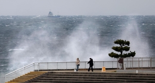 明石市の海沿いは大荒れとなり、堤防に波が激しく打ちつけた＝２０日午前、明石市大蔵海岸通１（撮影・小林良多）