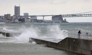 明石市では最大瞬間風速２１メートルを観測。海沿いは大荒れとなり、堤防に波が激しく打ちつけた＝２０日午前、明石市大蔵海岸通１（撮影・小林良多）