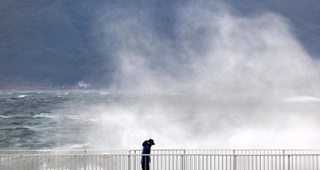 明石市では最大瞬間風速２１メートルを観測。海沿いは大荒れとなり、堤防に波が激しく打ちつけた＝２０日午前、明石市大蔵海岸通１（撮影・小林良多）