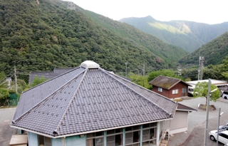 都会から離れ、自然豊かな山村にある生野学園の校舎＝２０１８年、朝来市生野町栃原