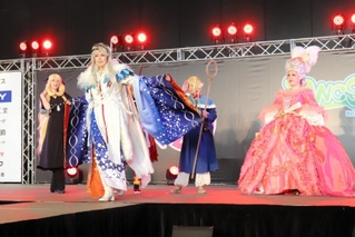 コスプレイベント「姫ＣＯＮ２０２４」の前夜祭でランウエーを歩くコスプレイヤー＝２２日午後、姫路市神屋町、アクリエひめじ
