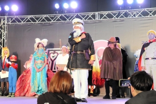 コスプレイベント「姫ＣＯＮ２０２４」の前夜祭であいさつする姫路市の清元秀泰市長（中央）＝２２日午後、姫路市神屋町、アクリエひめじ