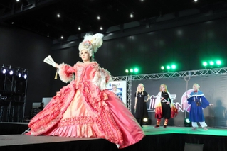 コスプレイベント「姫ＣＯＮ２０２４」の前夜祭でランウエーを歩くコスプレイヤー＝２２日午後、姫路市神屋町、アクリエひめじ