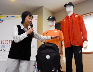 公開されたスタッフ用ユニフォームについて説明する増田明美会長。赤色は競技スタッフ用、オレンジ色はボランティア用＝神戸市中央区加納町６、神戸市役所