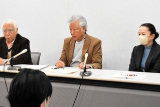 亡くなった木戸大地さんへの機動隊員のパワハラ行為について、県側が謝罪する和解内容を受け、思いを語る父一仁さん（中央）ら＝大阪市内