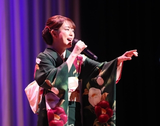 地元姫路で熱唱する演歌歌手の丘みどりさん＝２３日午後、姫路市神屋町のアクリエひめじ（撮影・辰巳直之）