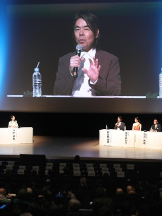 トークセッションで姫路城の魅力を語った日比野克彦さん（壇上右から３人目）ら＝２３日午後、姫路市神屋町のアクリエひめじ（撮影・辰巳直之）