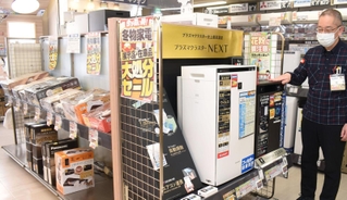 処分セール対象となった冬物家電（左奥）と売れ行き好調な空気清浄器（右手前）＝神戸市中央区、ジョーシン三宮１ばん館