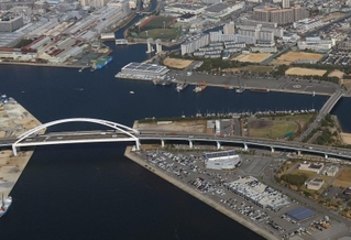 神戸新聞社の調査で浸水の恐れのある指定避難所と分かった西宮市の西宮今津高校（写真右上）周辺＝２０２２年１１月撮影