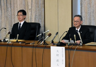 バドミントン同好会の不適切行為について説明する大村直人理事・副学長（右）と顧問の宋明良教授＝２５日午後、神戸市灘区六甲台町、神戸大学