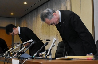 バドミントン同好会の不適切行為について謝罪する大村直人理事・副学長（右）と顧問の宋明良教授＝２５日午後、神戸市灘区六甲台町、神戸大学
