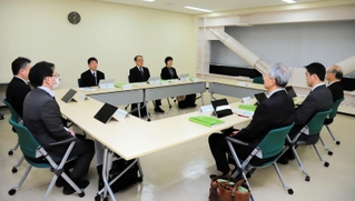 事件記録の保存について話し合う第三者委員会の初会合に臨む委員ら＝２５日午後、東京都千代田区、最高裁