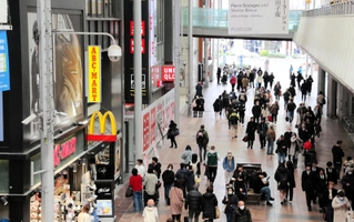 兵庫県内の商業地で最高価格となった神戸・三宮センター街東側入り口周辺＝神戸市中央区