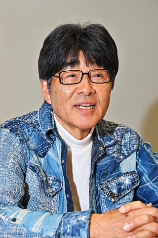 書への思いを語る原田伸郎さん＝神戸市中央区東川崎町１、ラジオ関西（撮影・斎藤雅志）