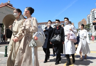 晴れやかな表情で入学説明会へ向かう合格者ら＝２７日午前、宝塚市栄町１（撮影・吉田敦史）