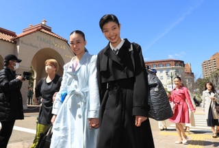 晴れやかな表情で入学説明会へ向かう合格者ら＝２７日午前、宝塚市栄町１（撮影・吉田敦史）