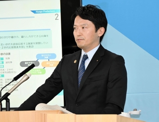 異例の人事異動について定例会見で説明する斎藤元彦知事＝兵庫県庁