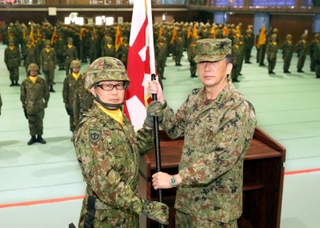 陸上自衛隊姫路駐屯地に新編された中部方面特科連隊の隊旗授与式＝姫路市峰南町