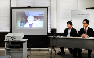 オンラインで被災地の現状を語る石川県穴水町の滝井元之さん＝神戸市長田区二葉町７