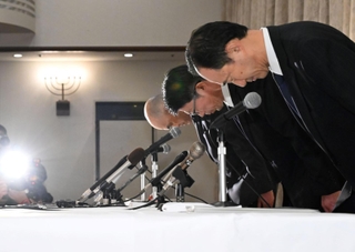 会見の冒頭、遺族らに向けて謝罪をする（右手前から）阪急阪神ホールディングスの大塚順一執行役員、嶋田泰夫社長、宝塚歌劇団の村上浩爾理事長＝２８日午後、豊中市新千里東町２（撮影・風斗雅博）