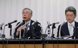 会見する遺族代理人の川人博弁護士（左）と井上耕史弁護士＝２８日午後、東京都千代田区、厚生労働省（撮影・長嶺麻子）