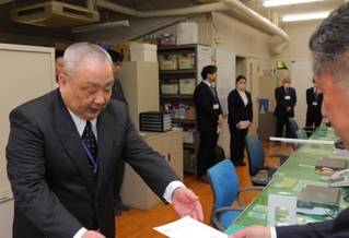 閉所式で辞令を受ける職員ら＝丹波少年自然の家