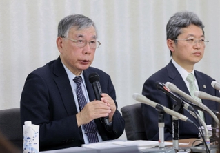 会見する遺族代理人の川人博弁護士（左）と井上耕史弁護士＝２８日午後、東京都千代田区、厚生労働省（撮影・長嶺麻子）