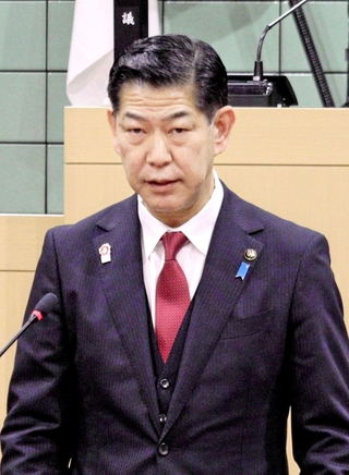 不信任決議案が否決され、議会閉会のあいさつを述べる田村克也三田市長＝三田市議会議場（撮影・尾仲由莉）