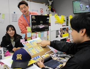 今年の阪神タイガース戦中継のポイントについて話し合うサンテレビ・スポーツ部のメンバー＝神戸市中央区東川崎町１、サンテレビ本社