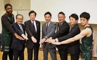 神戸ストークスの将来構想発表会に集まった渋谷順社長（右から３人目）と島田慎二チェアマン（同４人目）と、選手や地元関係者ら＝２８日夜、神戸市中央区新港町（撮影・小林良多）