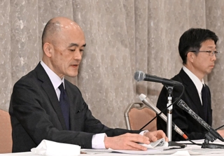 緊急会見で、報道陣の質問に答える宝塚歌劇団の村上浩爾理事長（左）＝２８日午後、豊中市新千里東町２（撮影・風斗雅博）