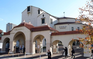 宝塚歌劇団の会見を前に、大劇場前に集まった報道陣ら＝１４日午後、宝塚市栄町１（撮影・長嶺麻子）